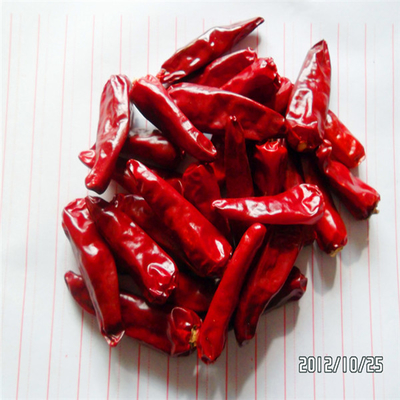 Aria essiccata pallottole rosso peperoncino colore rosso scuro con cappello per cucina essenziali