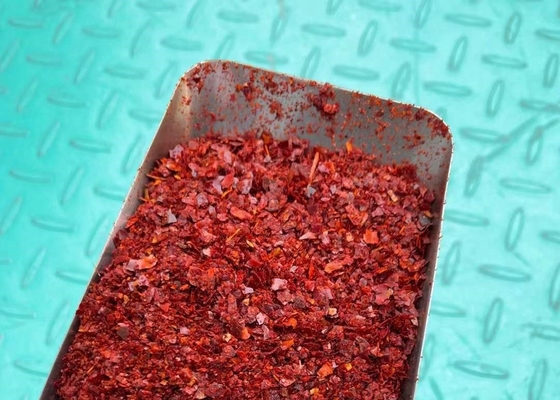 I fiocchi schiacciati seccati al sole dei peperoncini rossi caldi dei peperoncini hanno lubrificato PIZA sterilizzato rosso &amp; Komichi