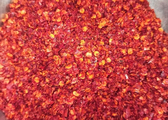 I fiocchi schiacciati seccati al sole dei peperoncini rossi caldi dei peperoncini hanno lubrificato PIZA sterilizzato rosso &amp; Komichi