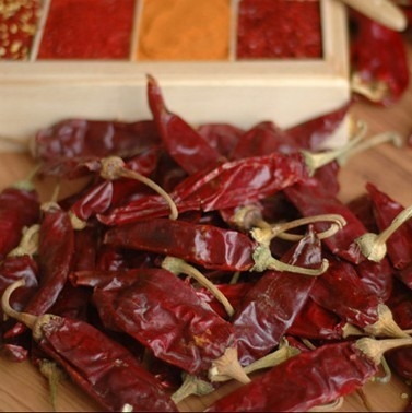 Vivi la ricchezza del dolce Yidu Chili, peperoncini secchi da 7 a 15 cm di lunghezza, piccanti da 200 g.